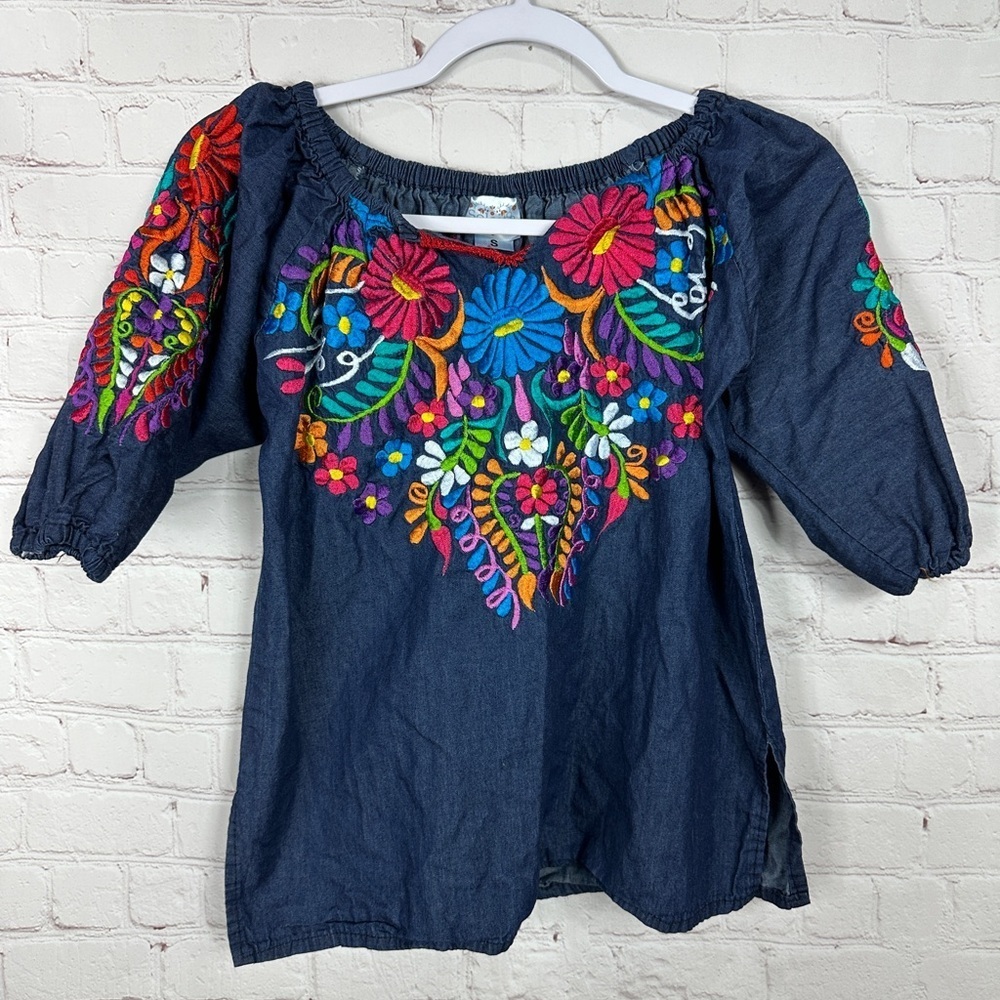 Solei Chambray short sleeve embroidered bright floral‎ v-neck blouse, sz S